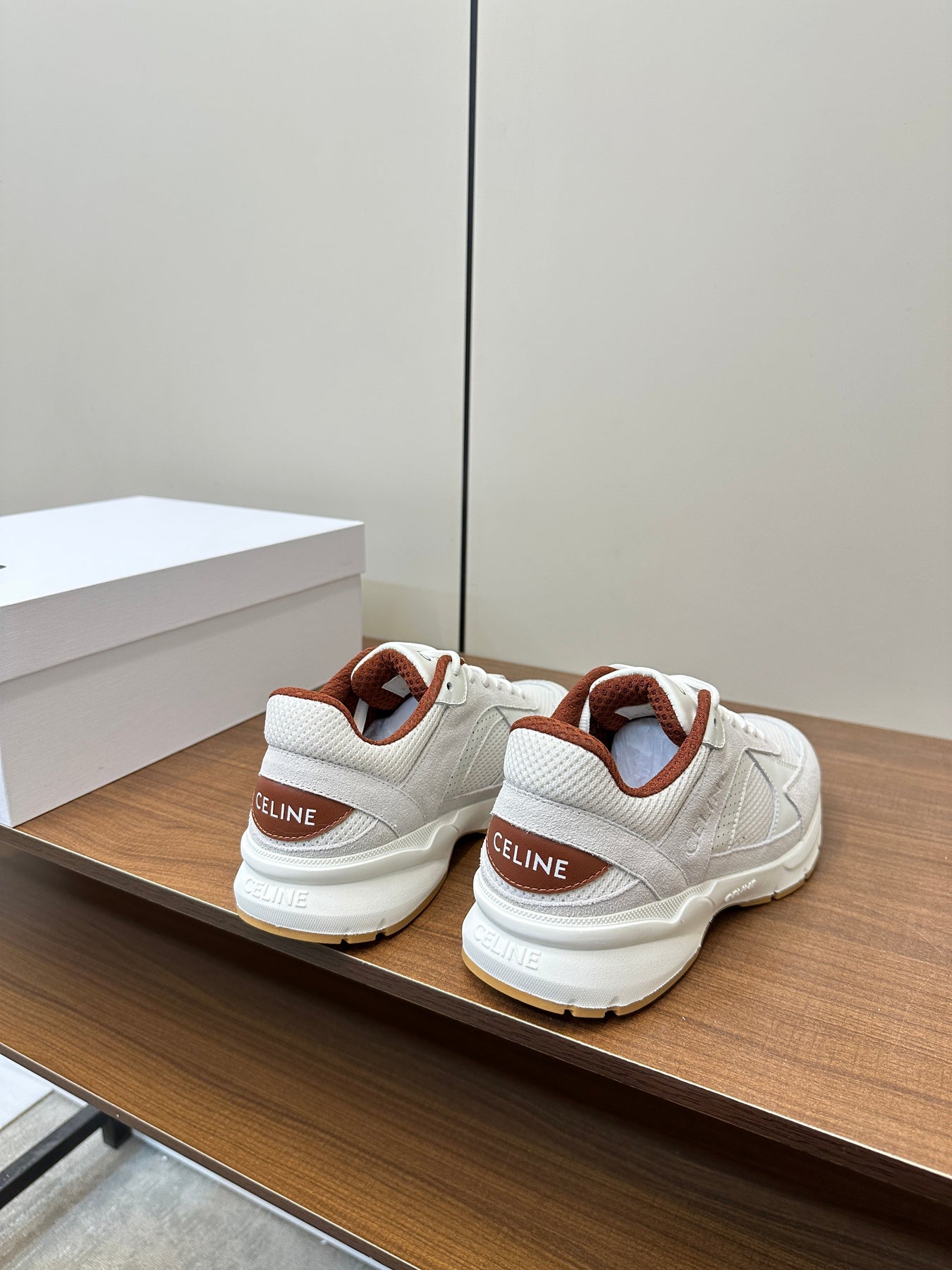 RUNNER CR-03 LOW LACE-UP PALE GRAY SUEDE AND WHITE CALFSKIN