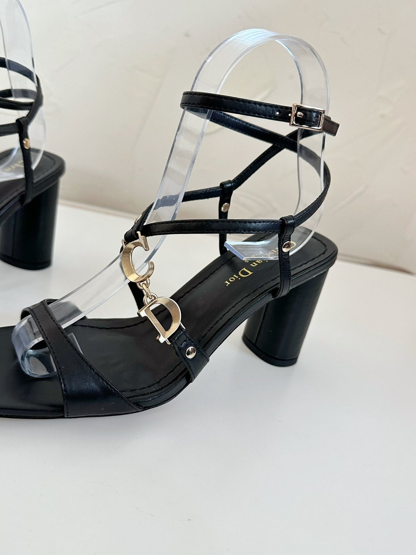 MEDIUM SQUARE HEEL SANDAL IN BLACK LAMBSKIN