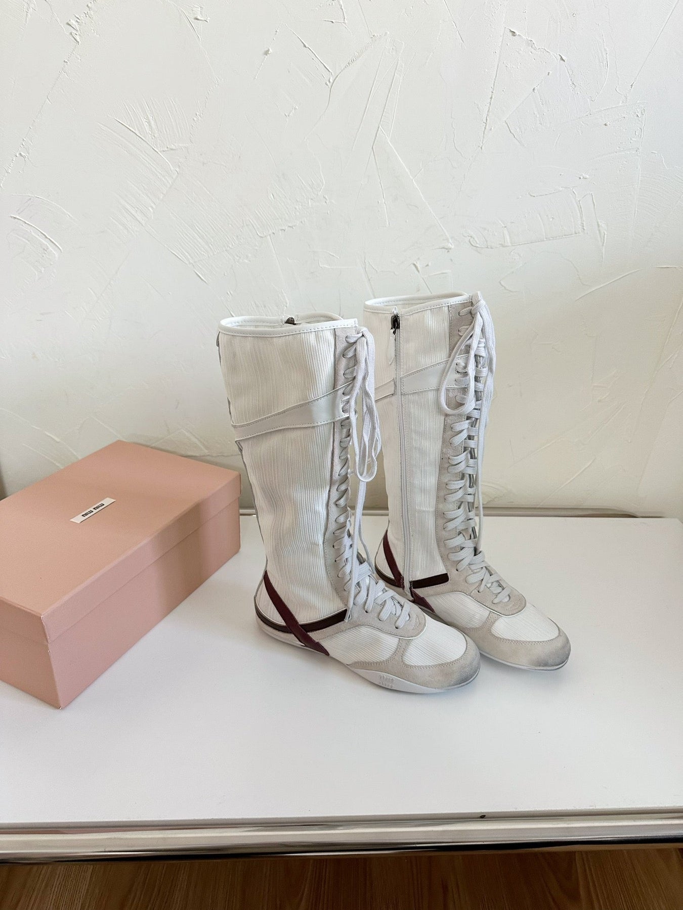 LACE-UP KNEE BOOTS IN BEIGE SUEDE AND WHITE MESH