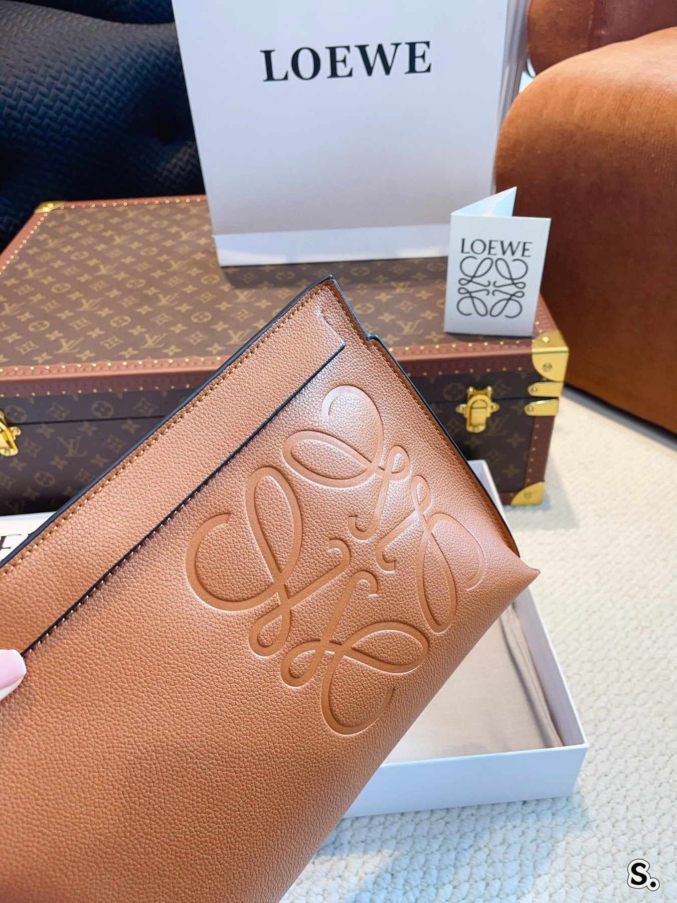 LOE POUCH CLUTCH BAG 30 IN WARM DESSERT CALFSKIN