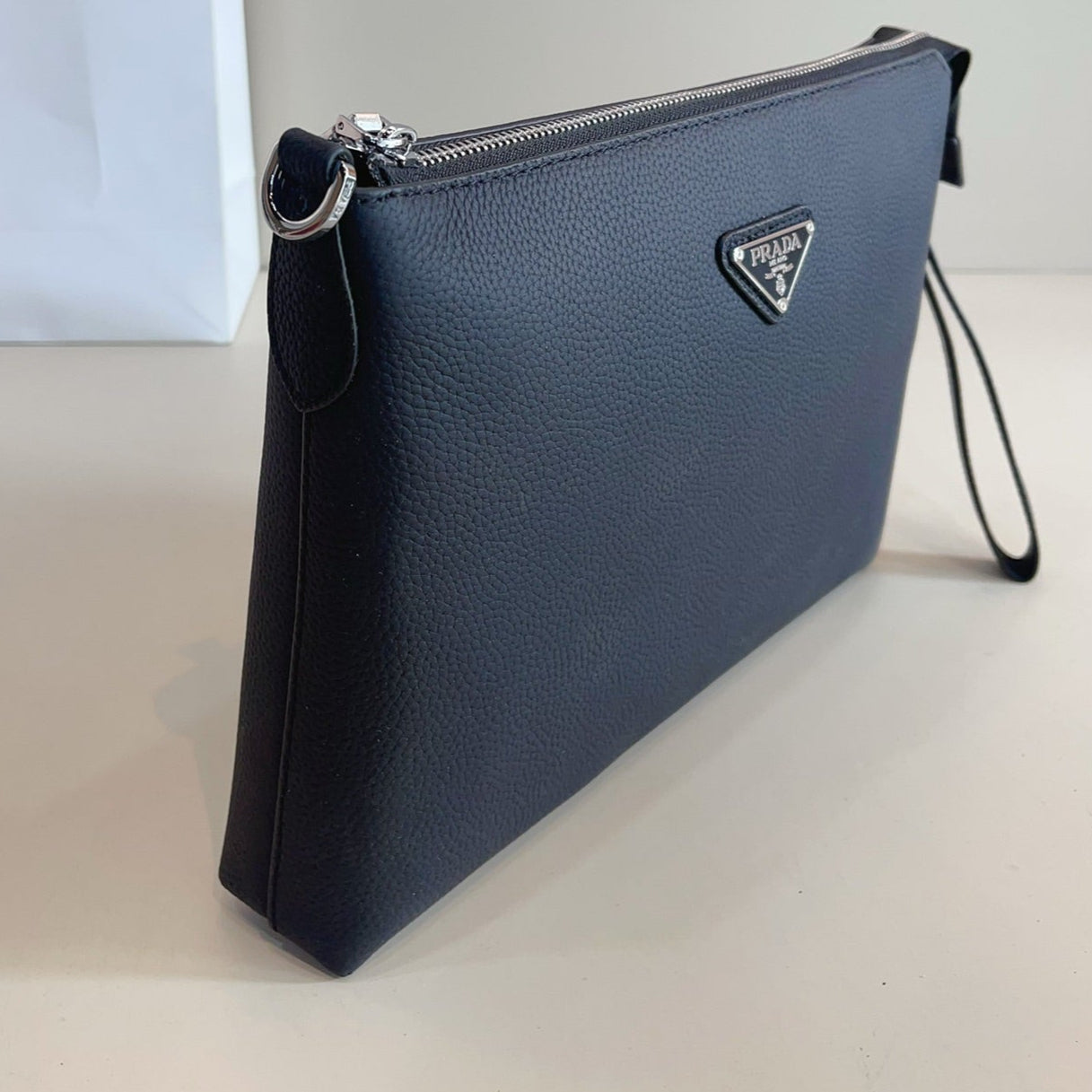 CLUTCH 29 IN NAVY BLUE GRAINED CALFSKIN TRIANGLE LOGO
