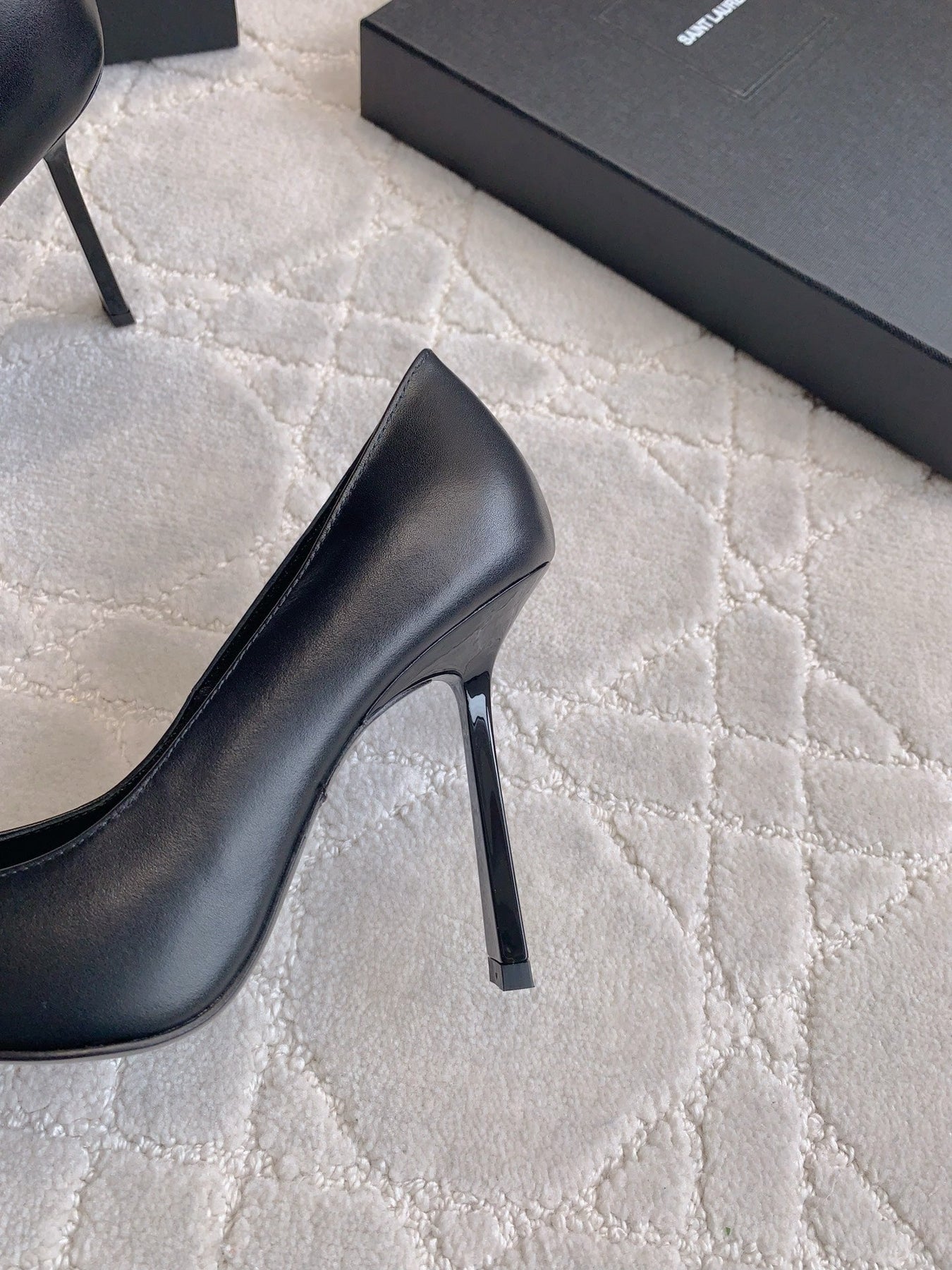 HIGH HEEL 10 CM PUMP IN BLACK CALFSKIN WITH GOLD HARDWARE