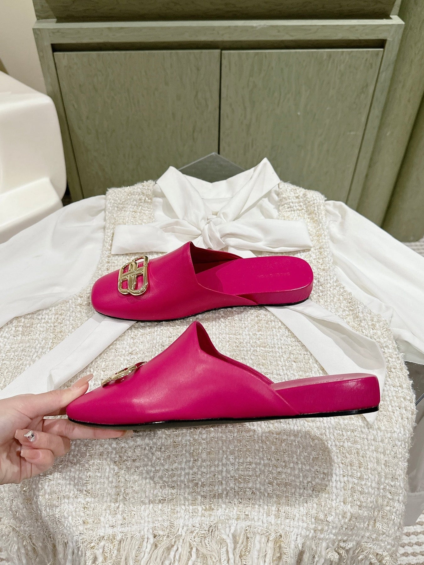 FLAT MULES IN DEEP PINK SMOOTH CALFSKIN GOLD BUCKLE