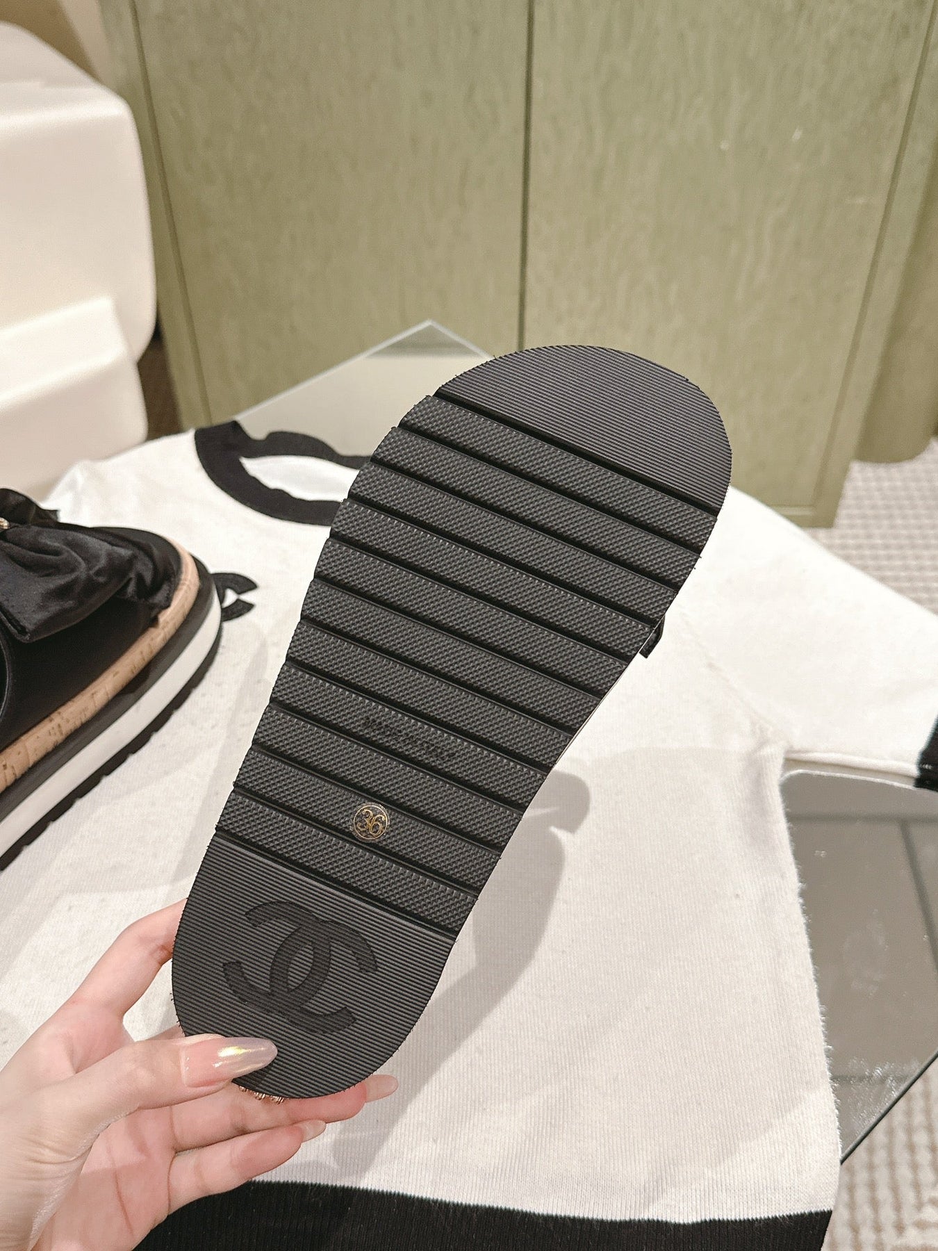 CC SLIPPERS WITH SILK BOW IN BLACK COWHIDE