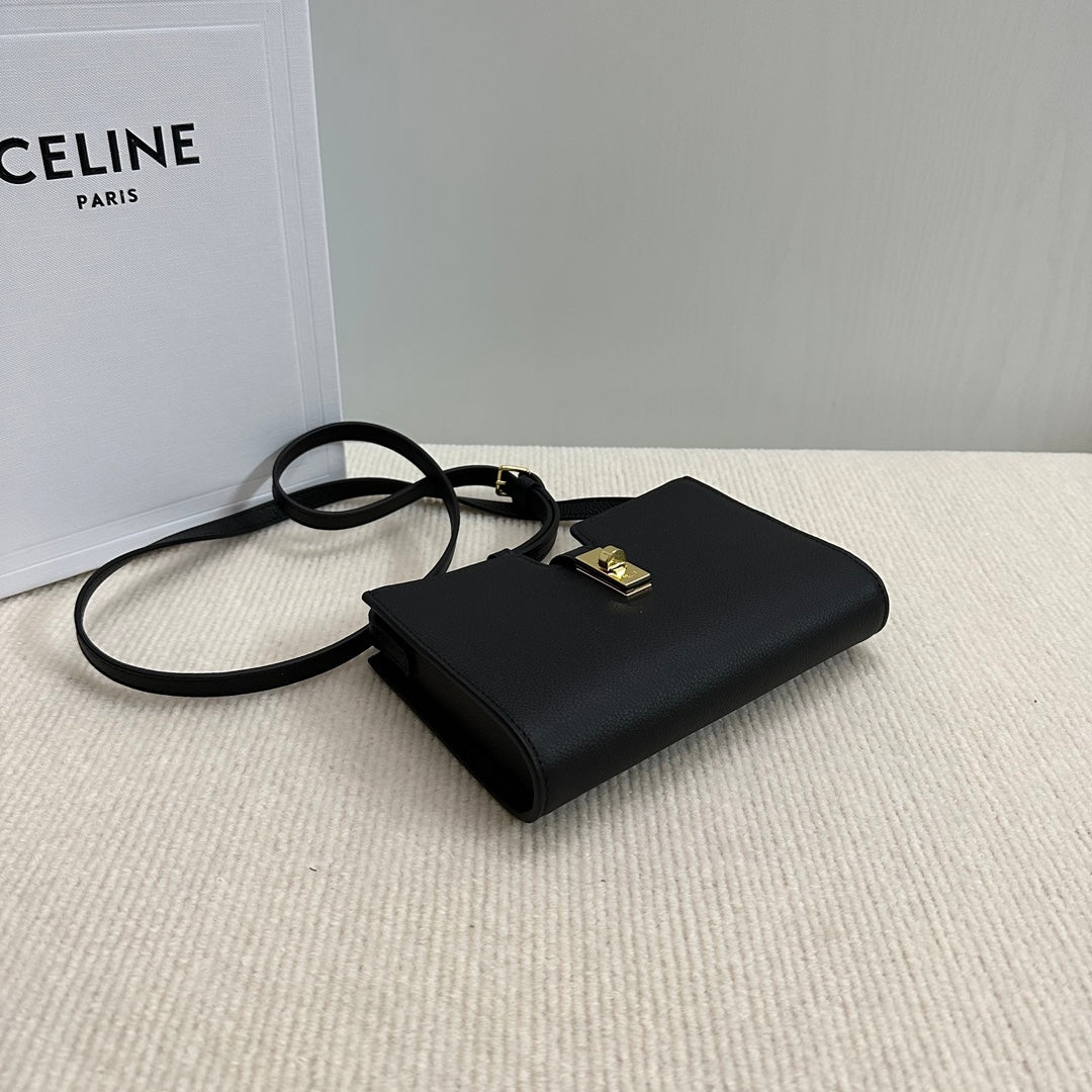16 STRAP POCHETTE 18 IN BLACK SUPPLE CALFSKIN GOLD HARDWARE