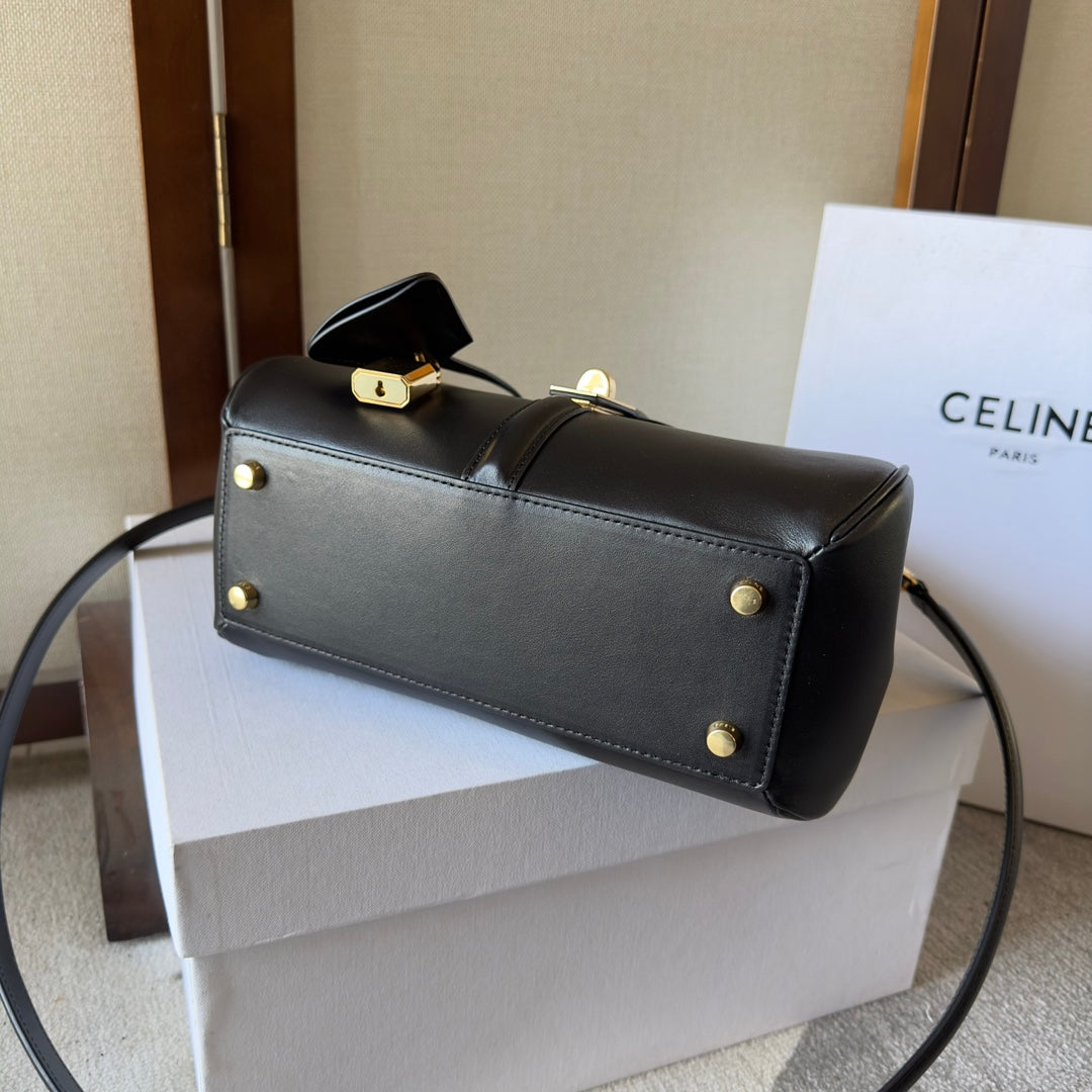 CLASSIQUE BAG 23 IN BLACK CALFSKIN GOLD HARDWARE