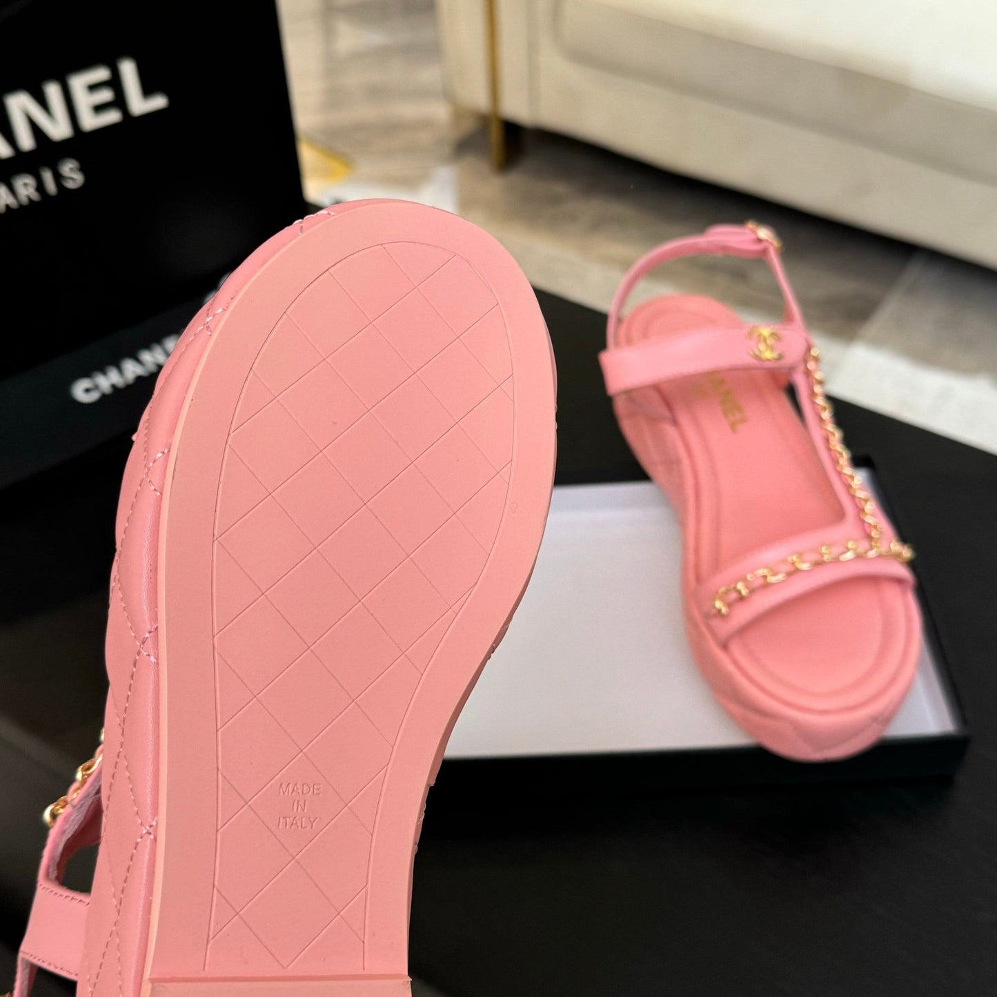 FLAT SANDALS IN SALMON PINK LAMBSKIN WITH GOLD CHAIN