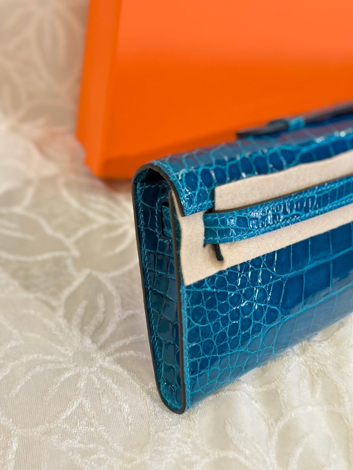 KELLY CUT 31 IN CLASSIC BLUE SHINNY ALLIGATOR LEATHER WITH SILVER HARDWARE