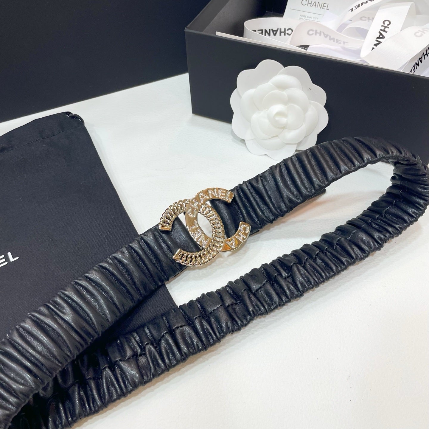 DOUBLE CC 30MM STRETCH BELT IN BLACK CALFSKIN WITH GOLD CHAIN BUCKLE CRYSTAL DETAIL