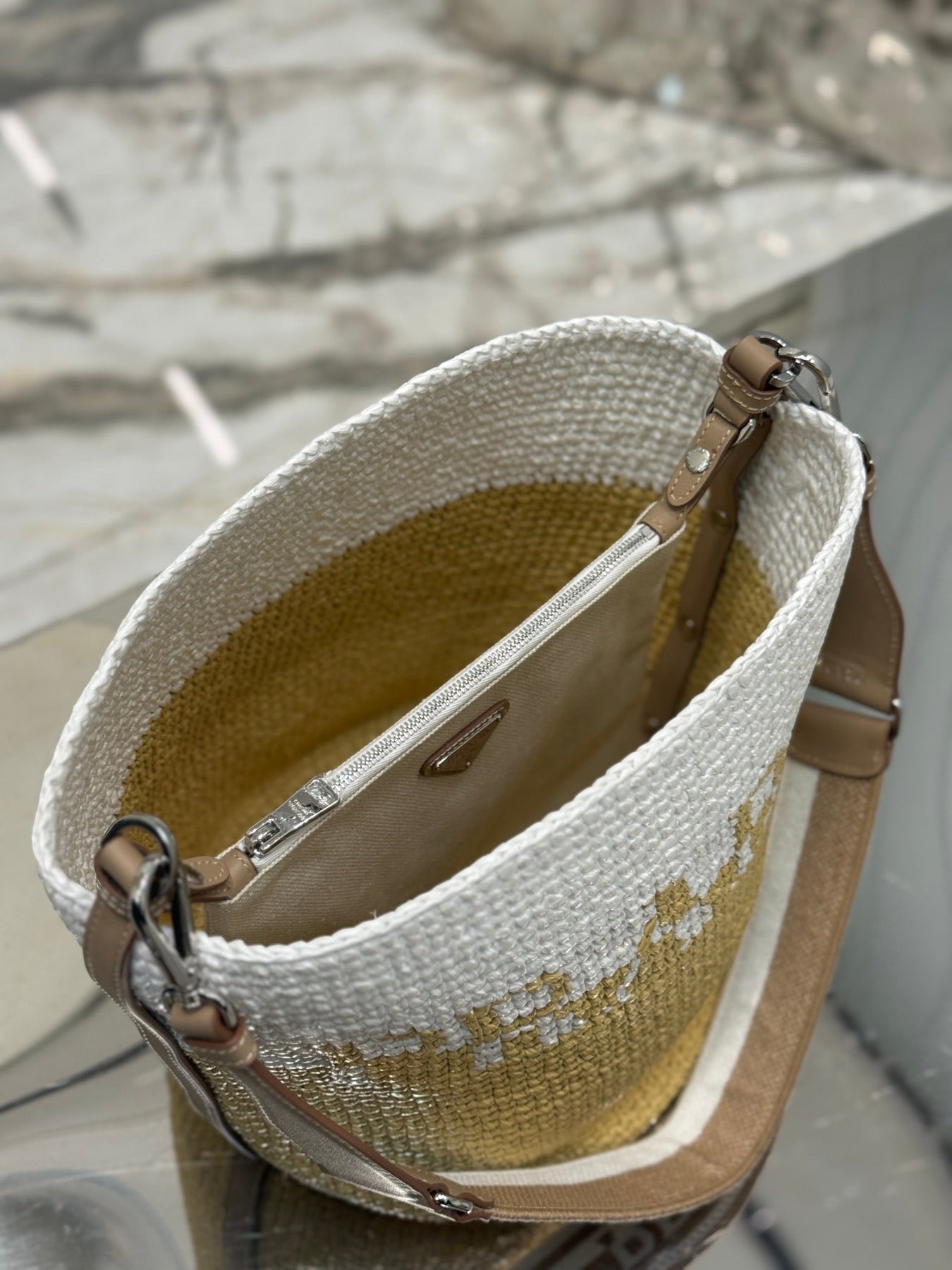 BUCKET BAG 25 IN WHITE MIX BEIGE RAFFIA AND BROWN CALFSKIN HANDLE
