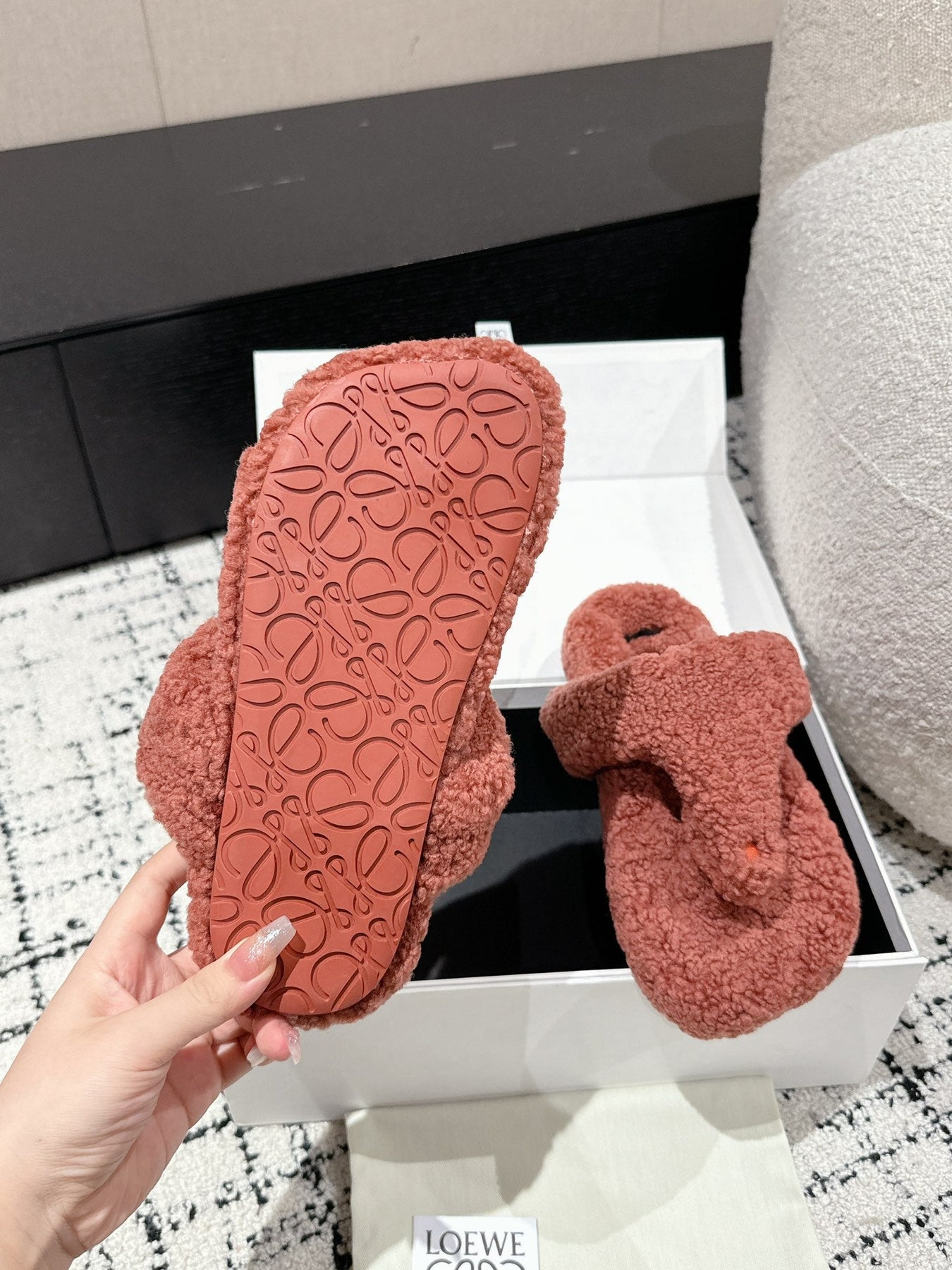 LW SHEARLING THONG SLIPPER IN BRICK