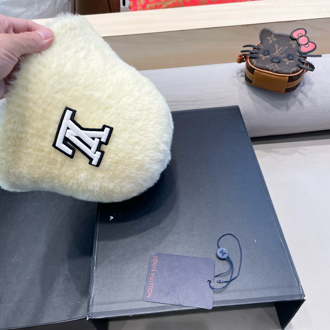 BUCKET HAT IN WHITE RABBIT FUR 426224