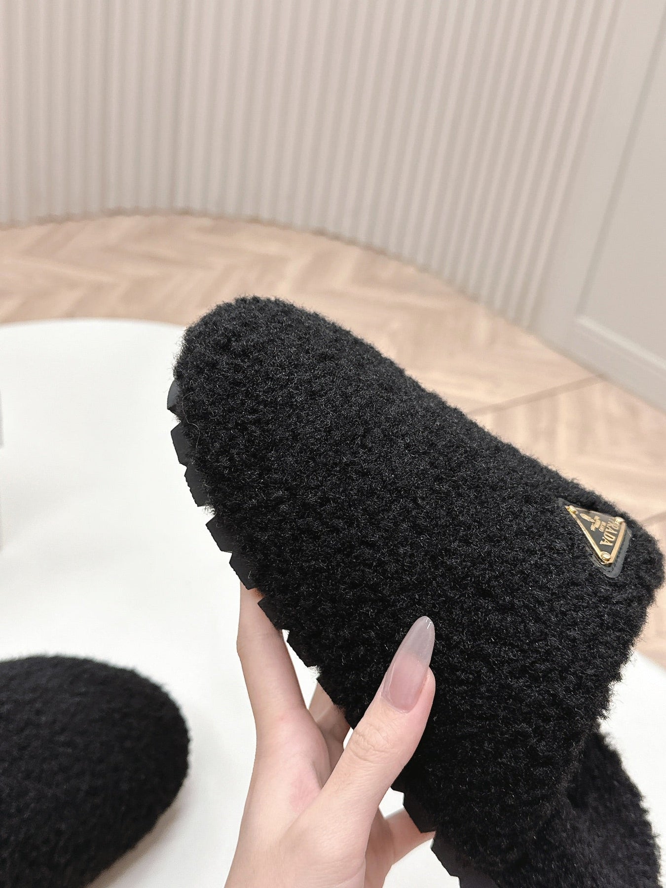 MULES ATTACHED TRIANGLE LOGO IN BLACK SHEARLING