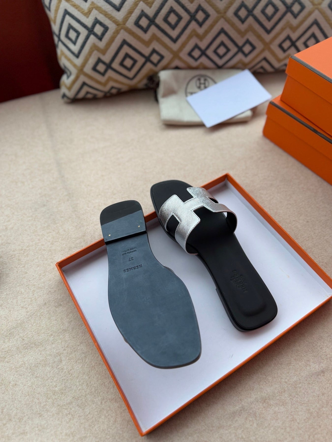 0RAN SANDALS IN SILVER CALFSKIN