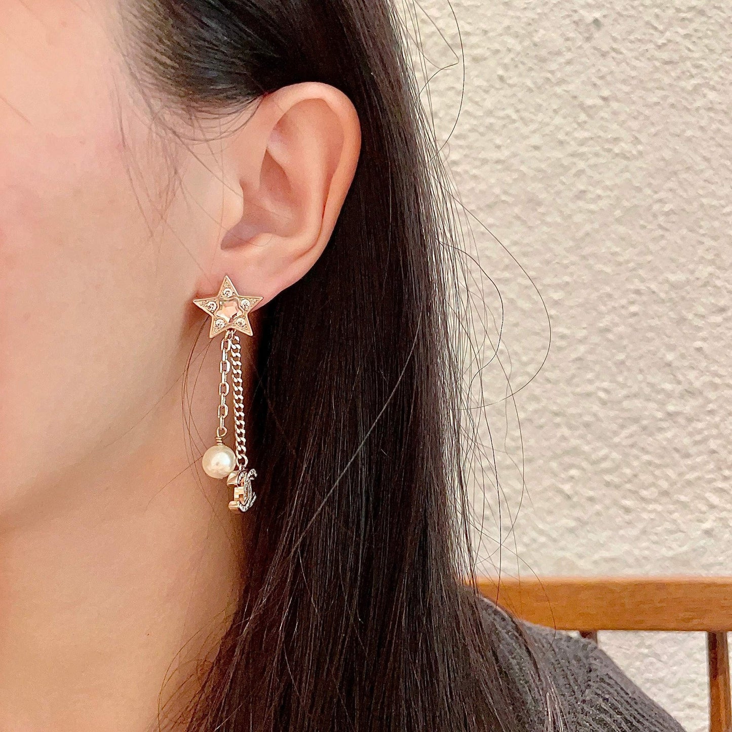 DOUBLE C STUD EARRINGS IN GOLD METAL STAR STONE DOUBLE CHAINS ONE WITH LOGO AND ONE WITH PEARL