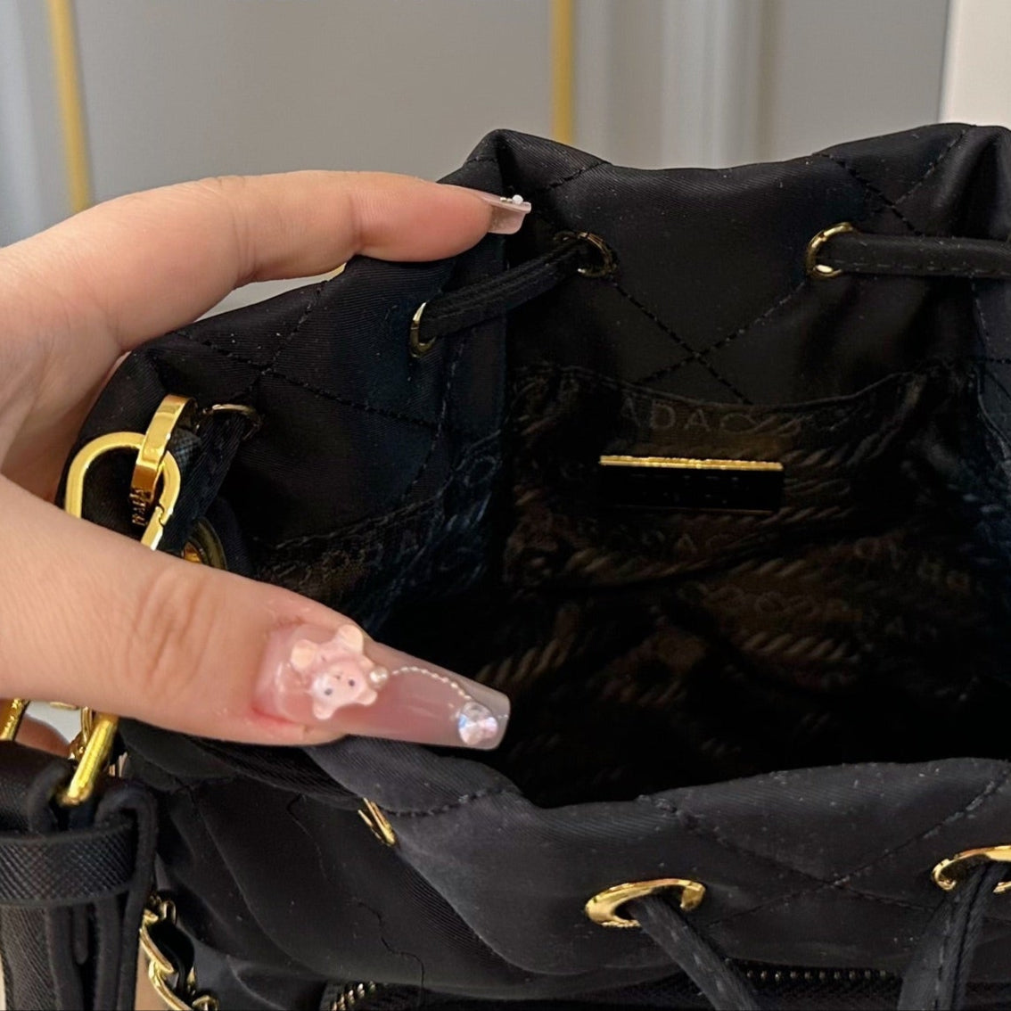 DRAWSTRING BUCKET BAG 23 IN BLACK QUILTED RE-NYLON