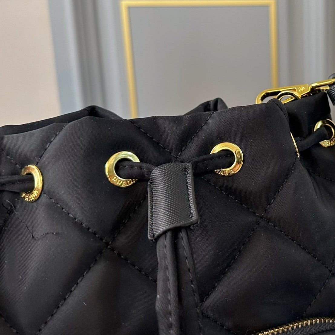DRAWSTRING BUCKET BAG 23 IN BLACK QUILTED RE-NYLON