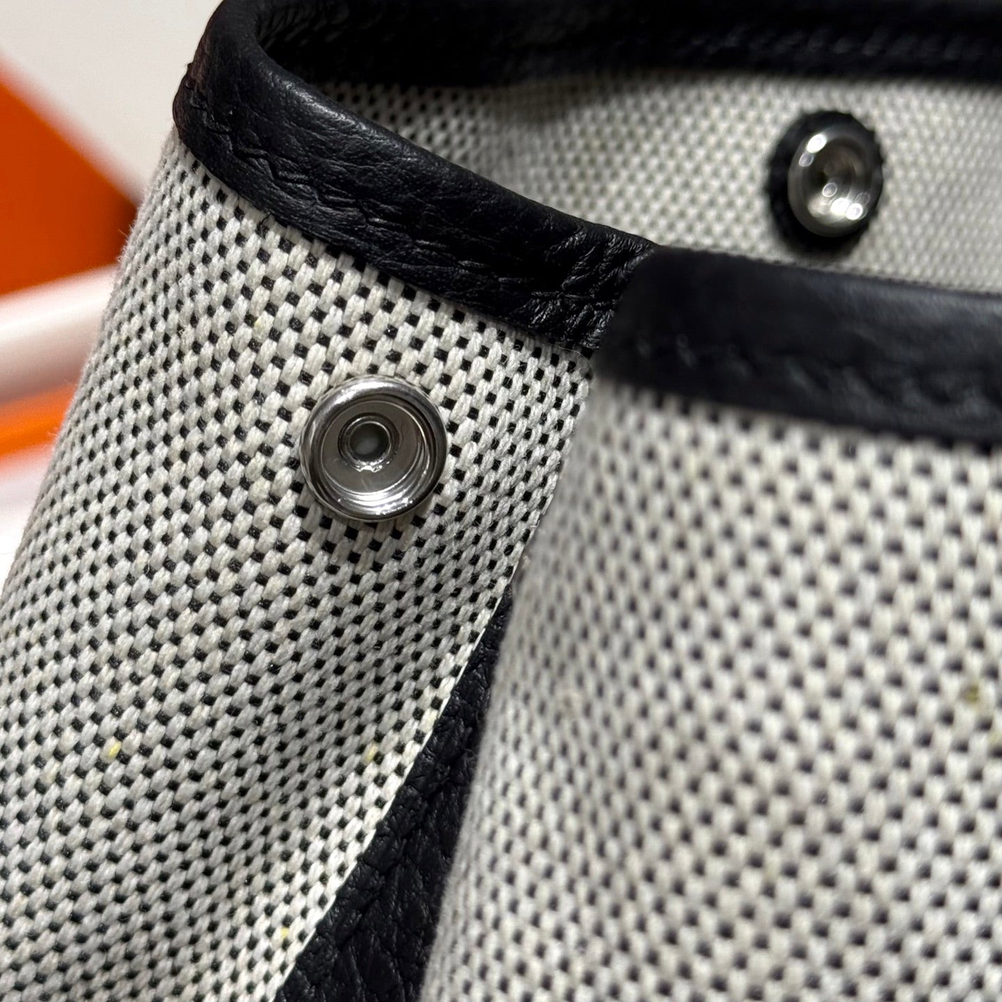 GARDEN PARTY 23CM IN WHITE TOILETS COTTON CANVAS AND BLACK CALFSKIN