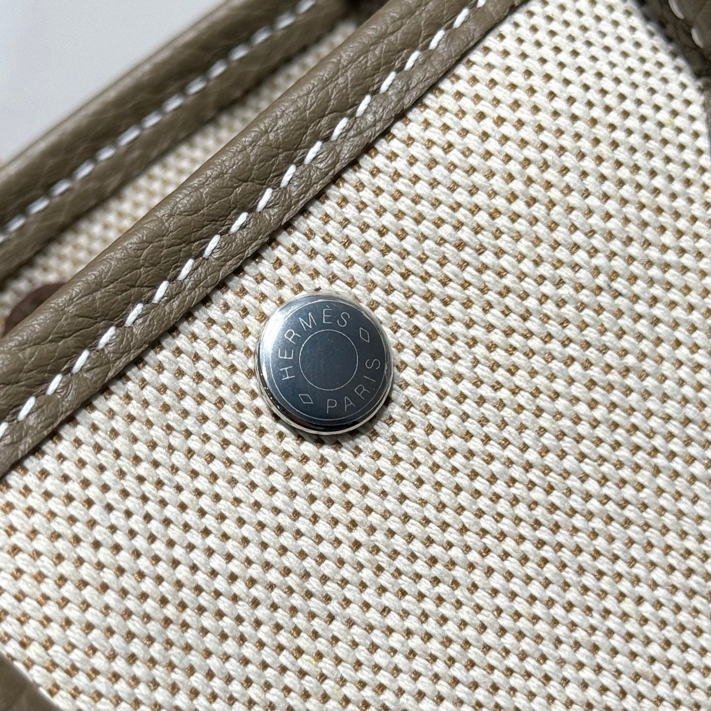 GARDEN PARTY 23CM IN WHITE TOILETS COTTON CANVAS AND TAUPE CALFSKIN