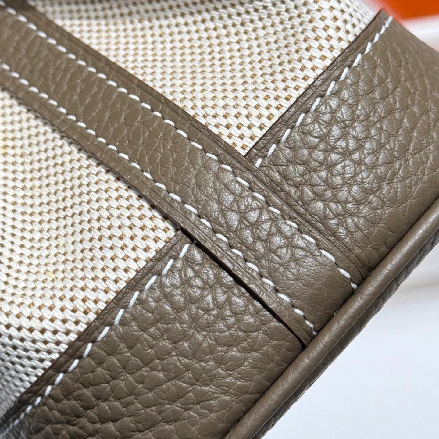 GARDEN PARTY 23CM IN WHITE TOILETS COTTON CANVAS AND TAUPE CALFSKIN