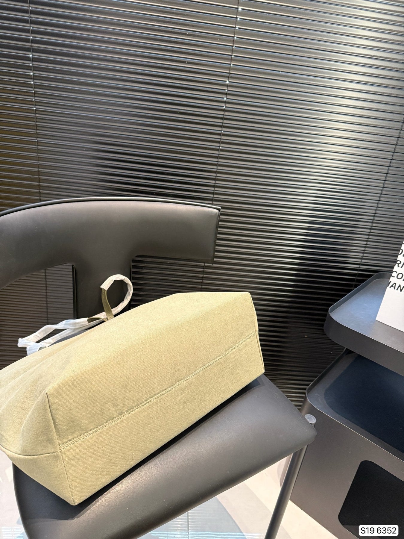 LARGE TOTE BAG 38 IN BAJA WHITE RE-NYLON