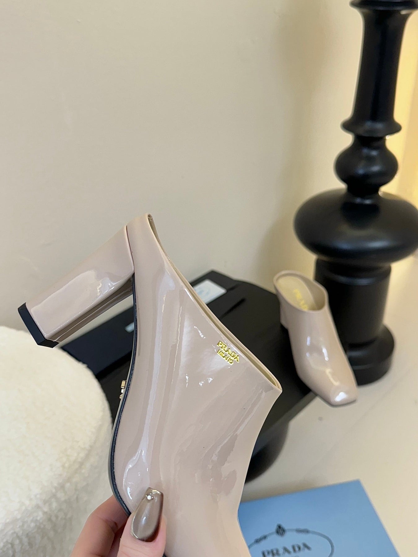 HIGH HEEL MULES WITH GOLD LETTERING LOGO IN BEIGE GLOSSY CALFSKIN