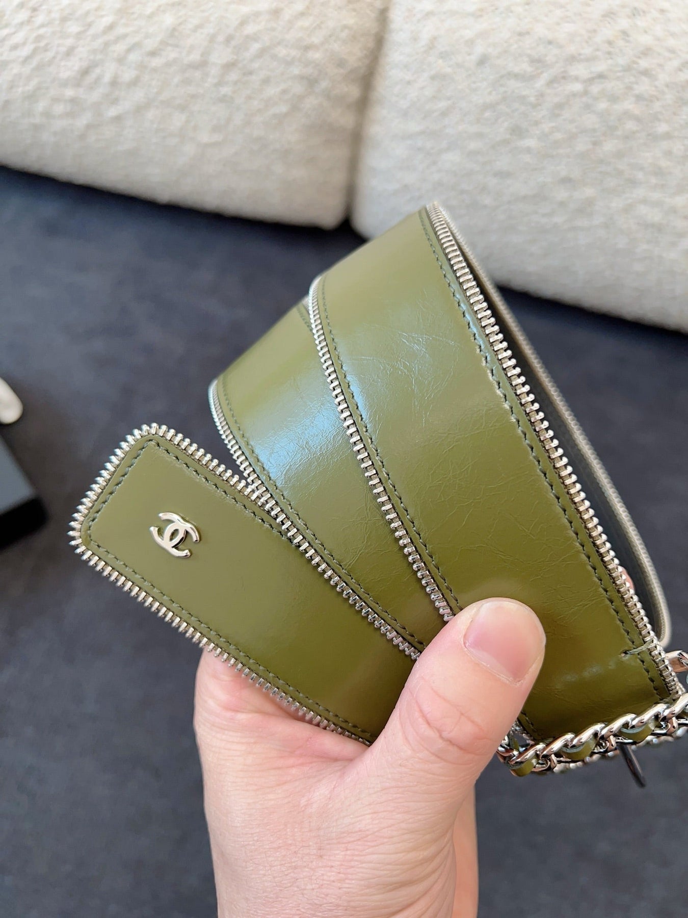 BELT 40MM IN OLIVE GREEN CALFSKIN WITH INTERWOVEN CHAIN BUCKLE ZIPPER IN TRIM SILVER HARDWARE