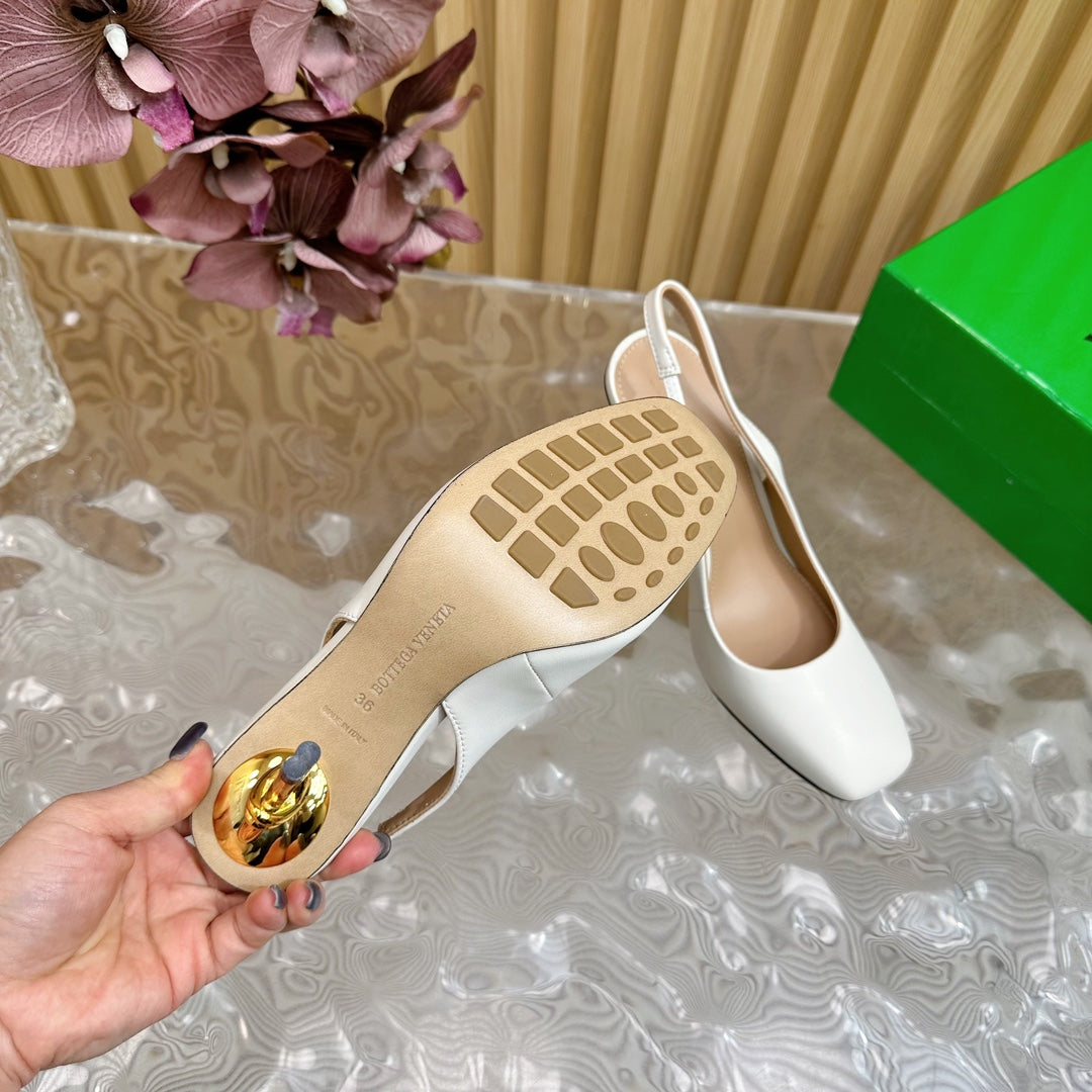 KNOT PUMP 9 CM IN WHITE CALFSKIN WITH GOLD FINISHED METAL HEEL