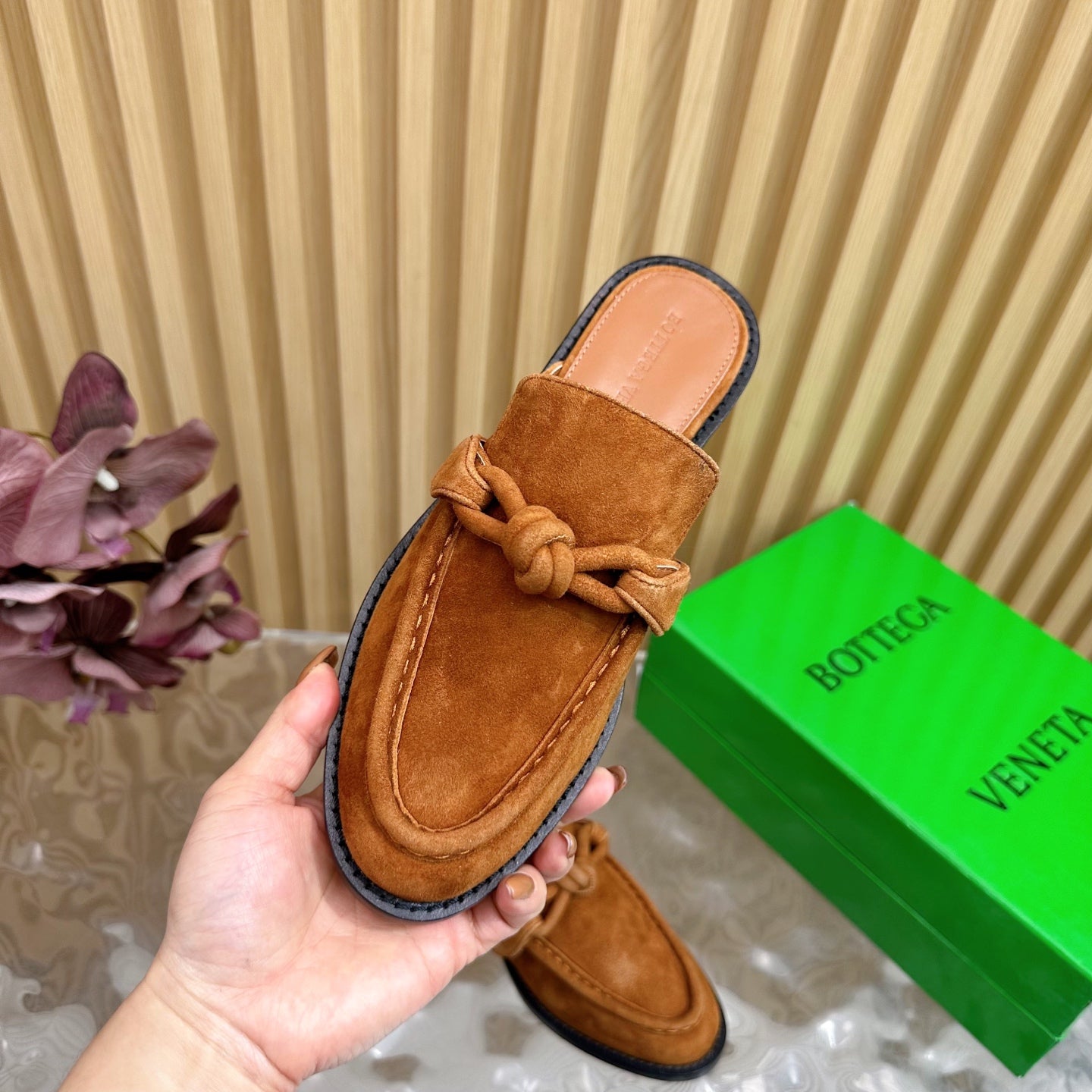 OPEN-BACK LOAFER REALISED IN CINNAMON BROWN SUEDE