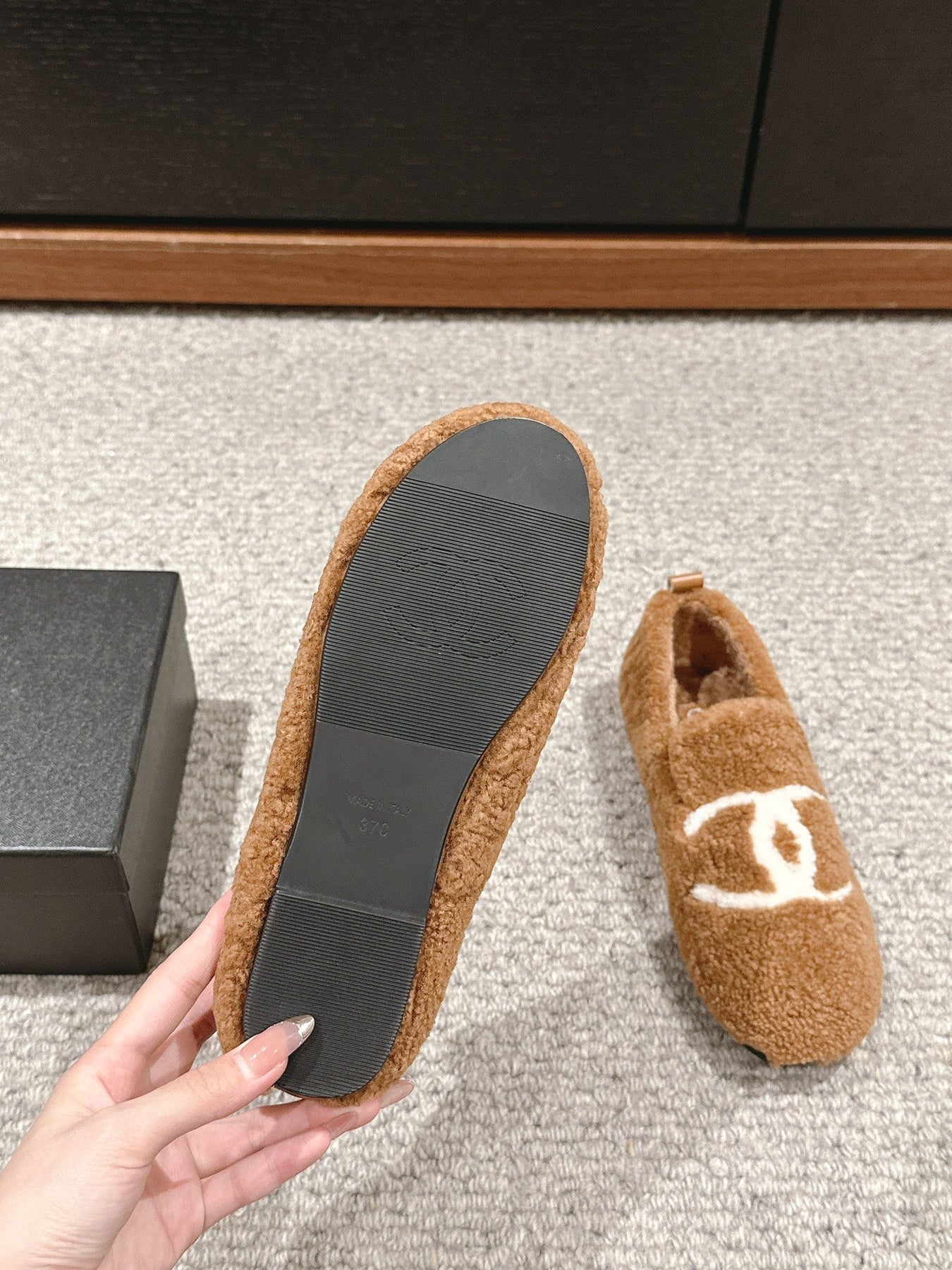 CC LOAFERS IN CINNAMON BROWN FLEECE WITH WHITE LOGO
