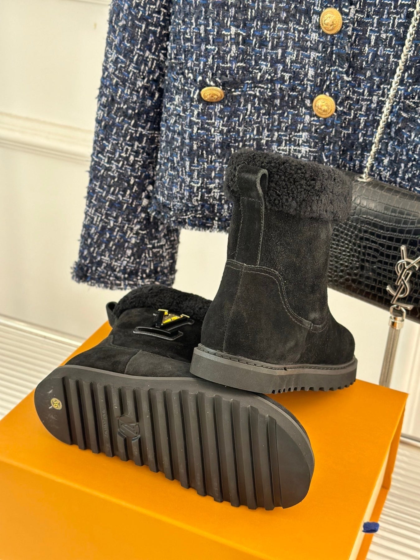 CHUNKY SOLE SNOW BOOTS IN BLACK SUEDE AND WOOL