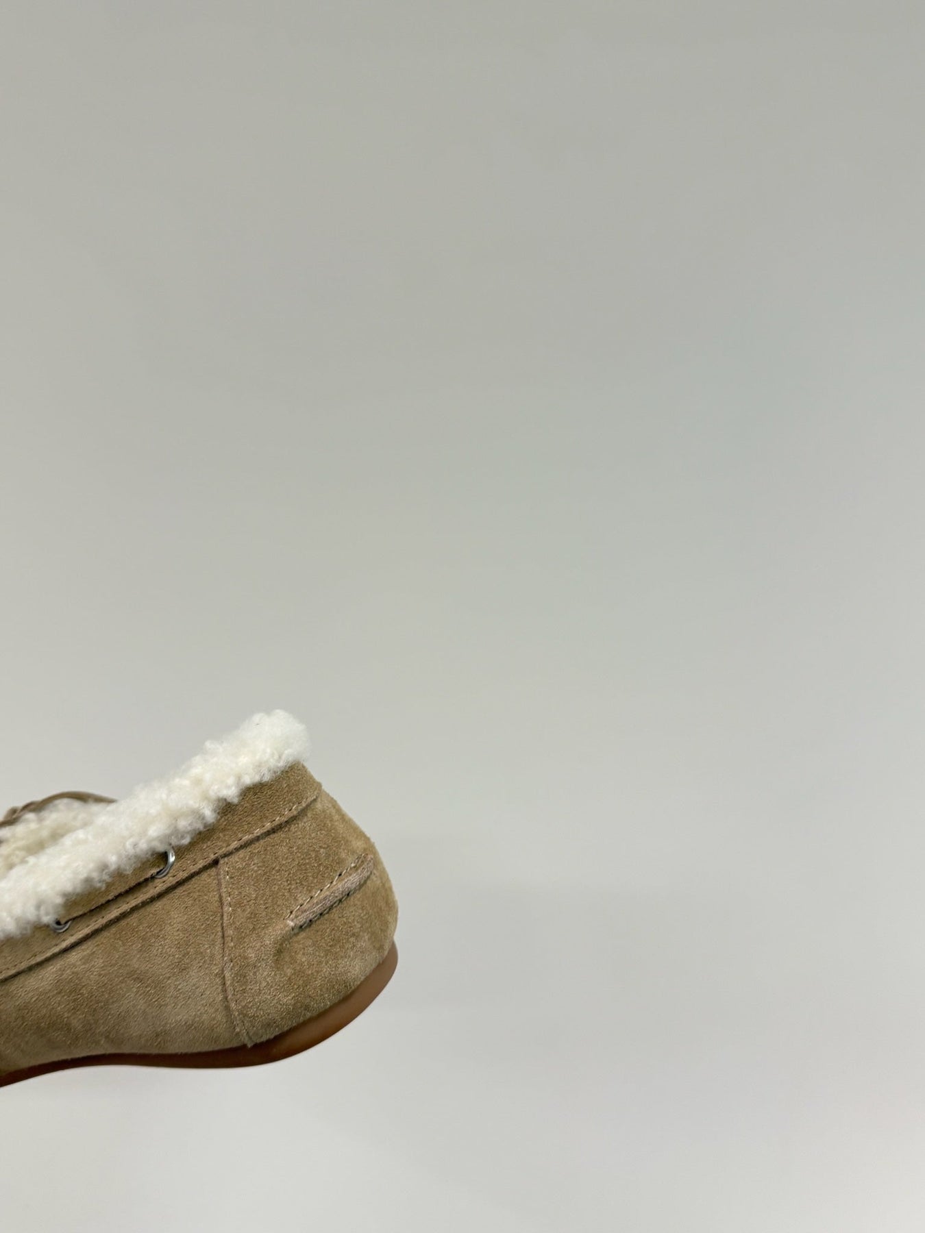 LACE-UP LOAFERS IN TORTILLA SUEDE AND WHITE FLEECE LINING