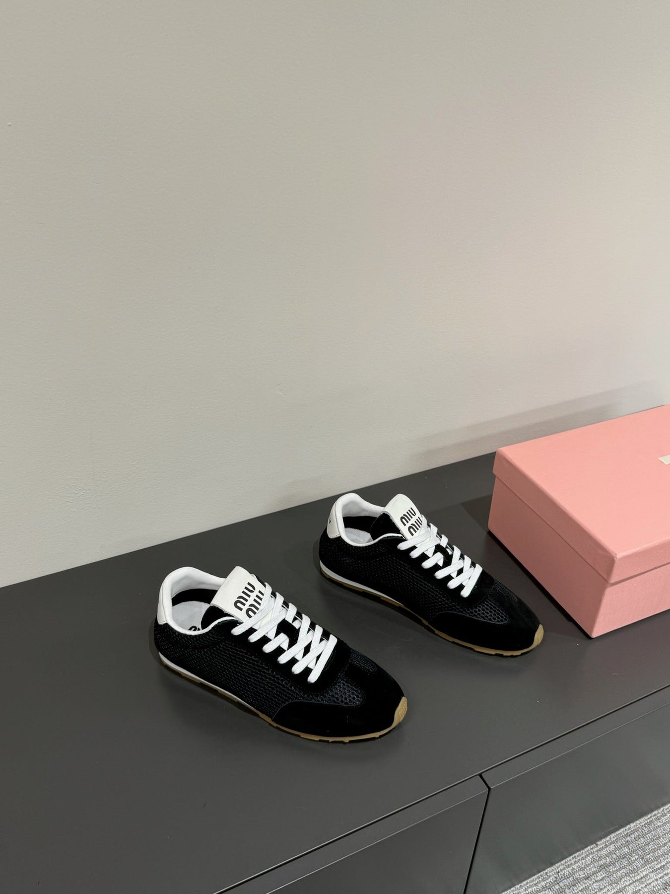 RETRO SNEAKERS IN BLACK MESH AND SUEDE