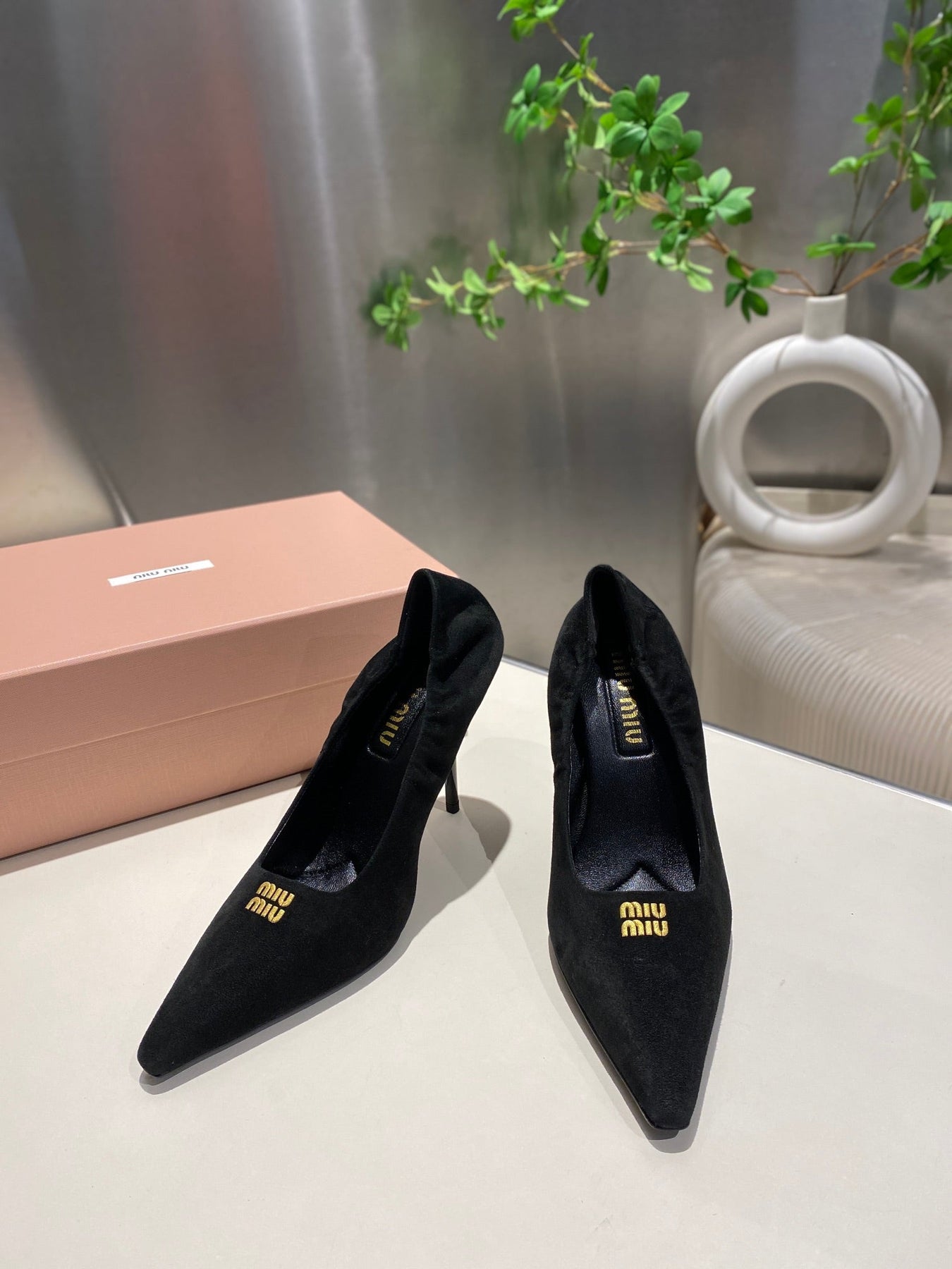 POINTED-TOE HIGH HEEL PUMPS IN BLACK SUEDE