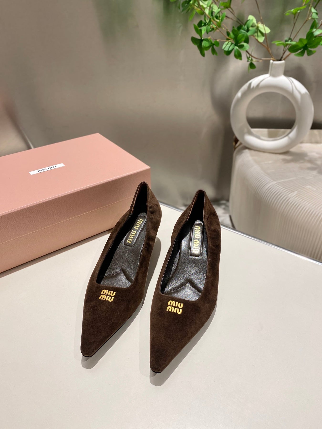 POINTED-TOE MID HEEL PUMPS IN CHOCOLATE SUEDE