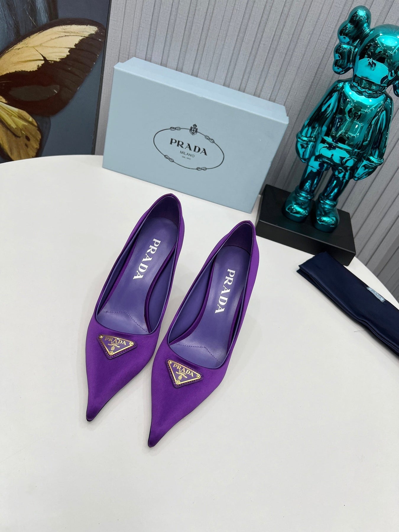 HIGH-HEEL PUMPS IN VIOLET SATIN