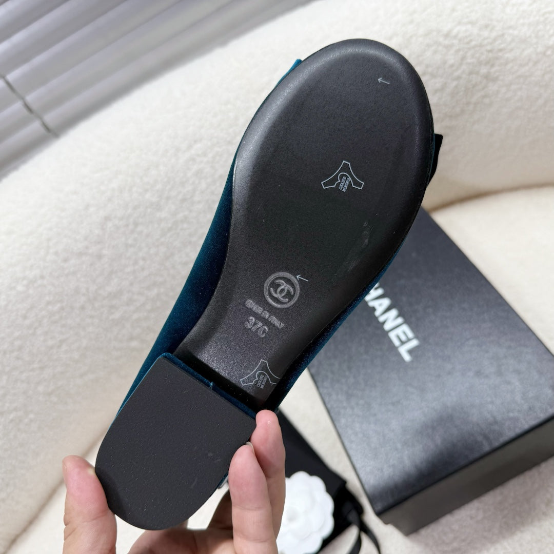 MARY JANE SHOES IN CLASSIC BLUE VELVET