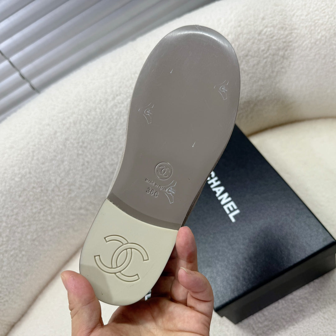 LOAFER IN SMOKE GRAY SUEDE AND WOOL LINING