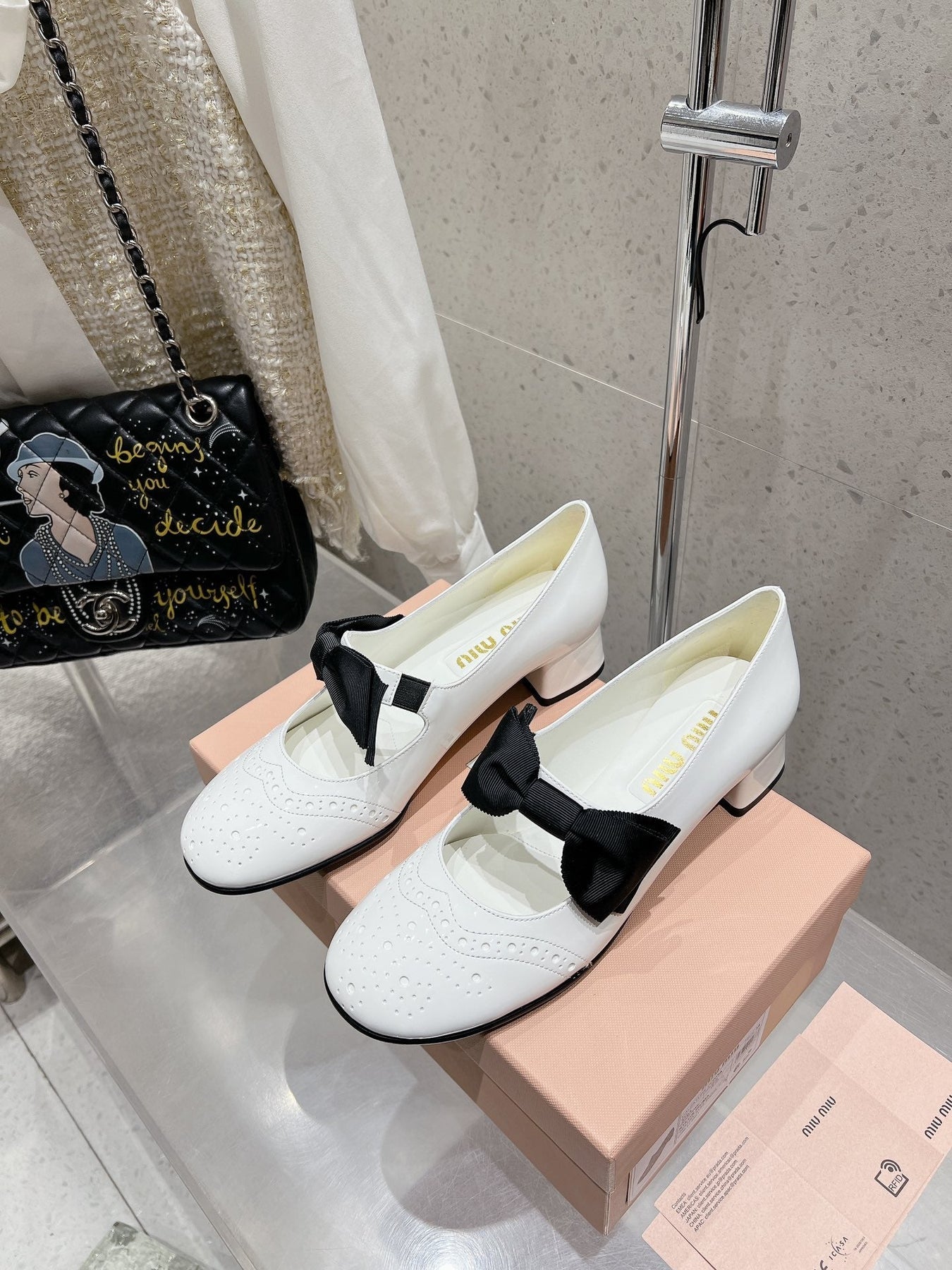 MARY JANE MID HEEL PUMPS IN WHITE PATENT LAMBSKIN WITH BOW