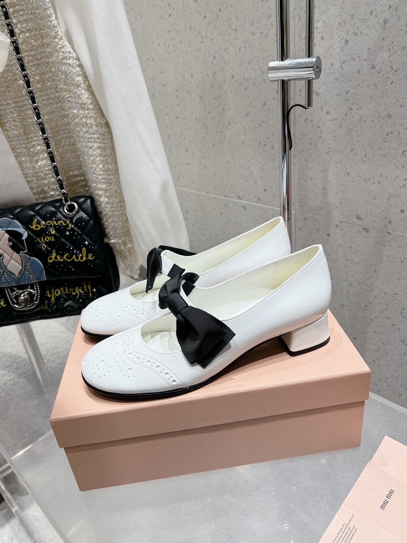 MARY JANE MID HEEL PUMPS IN WHITE PATENT LAMBSKIN WITH BOW