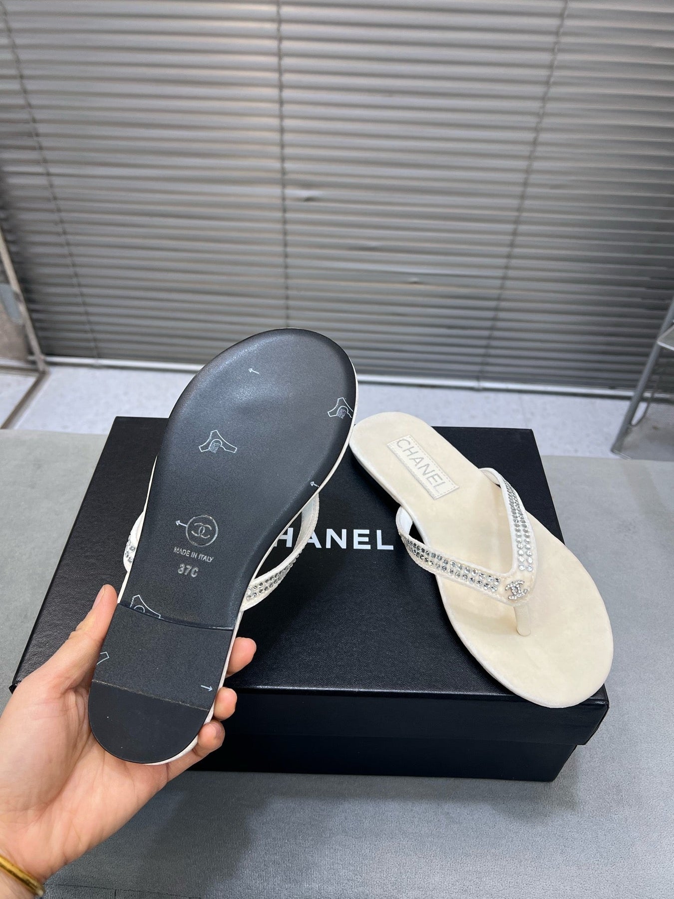 CRYSTAL THONG SANDAL IN WHITE CREAM SUEDE