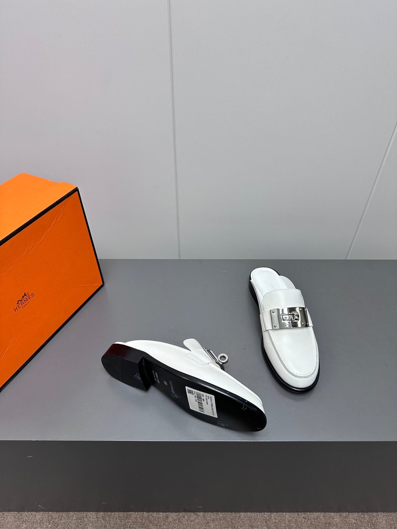 0Z MULE IN WHITE LAMBSKIN