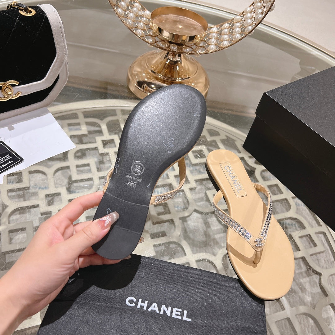 RHINESTONES THONG SANDAL IN MACAROON TAN LAMBSKIN