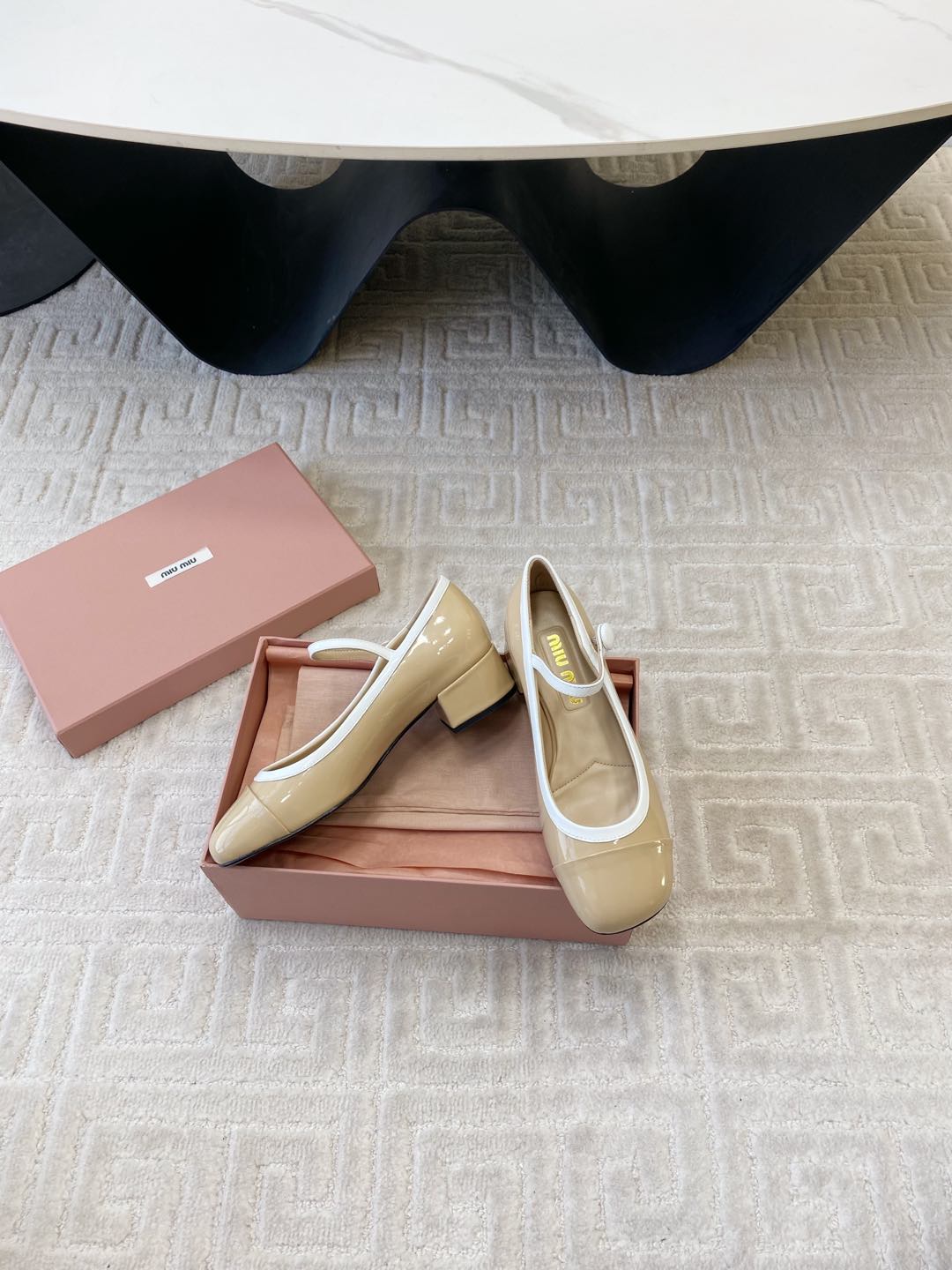 MARY JANE PUMPS IN BEIGE GLOSSY SHEEPSKIN