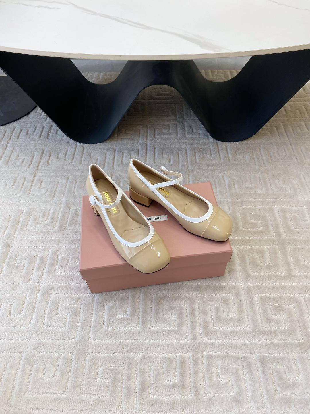 MARY JANE PUMPS IN BEIGE GLOSSY SHEEPSKIN