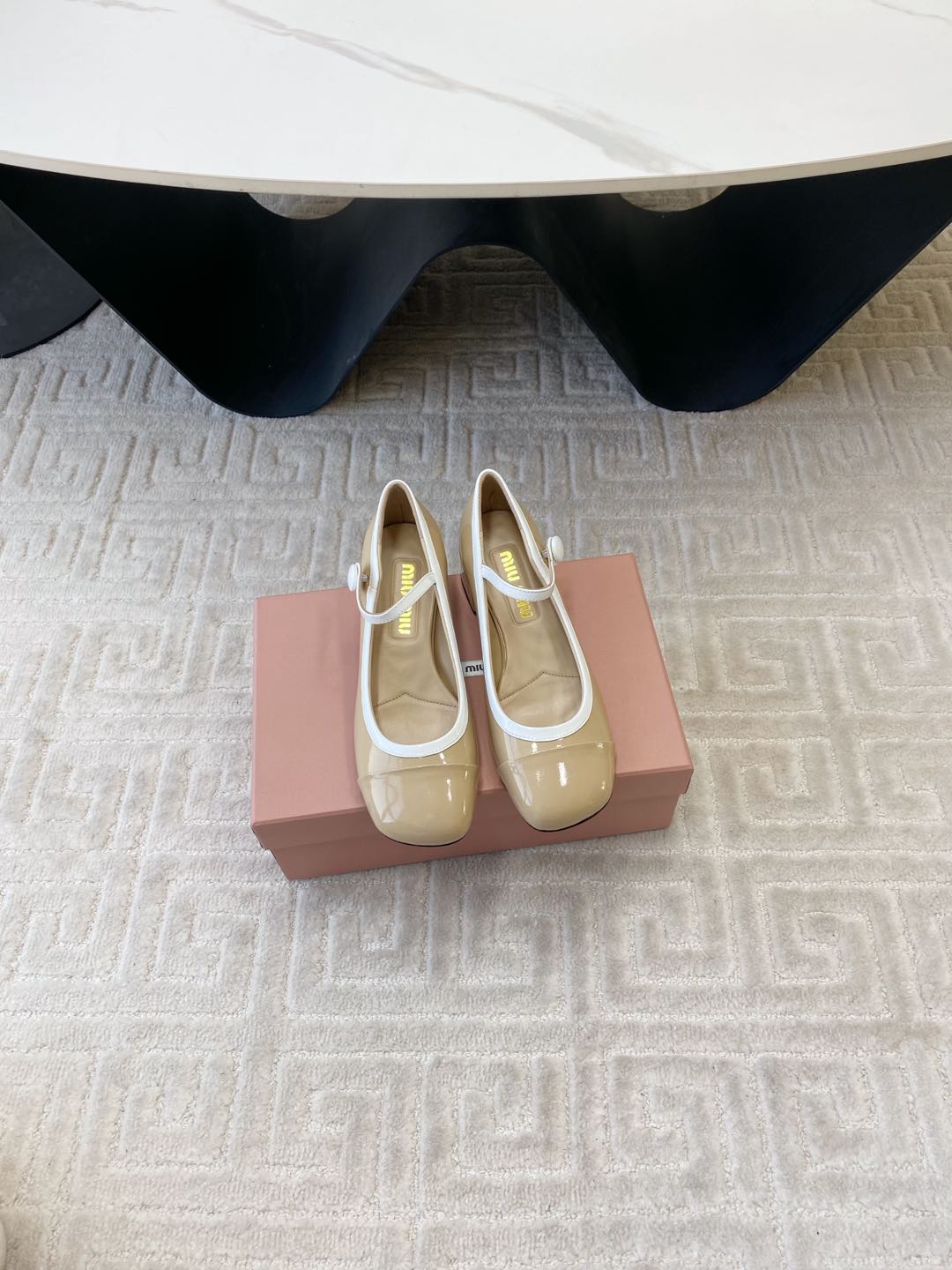 MARY JANE PUMPS IN BEIGE GLOSSY SHEEPSKIN