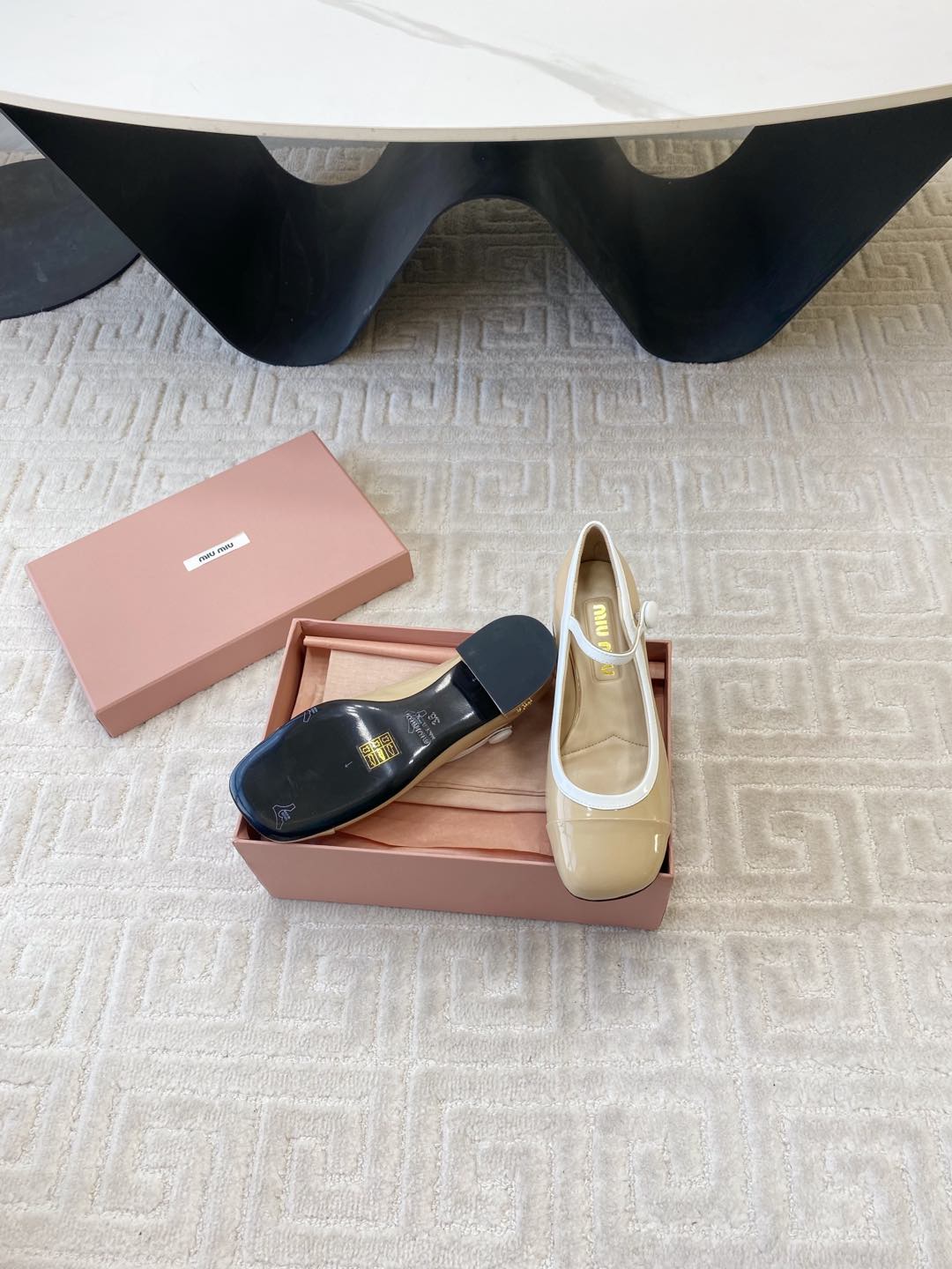 MARY JANE PUMPS IN BEIGE GLOSSY SHEEPSKIN