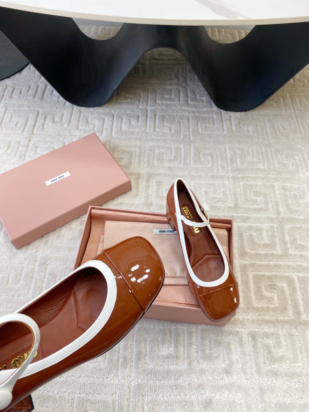 MARY JANE PUMPS IN SMOKY UMBER GLOSSY SHEEPSKIN