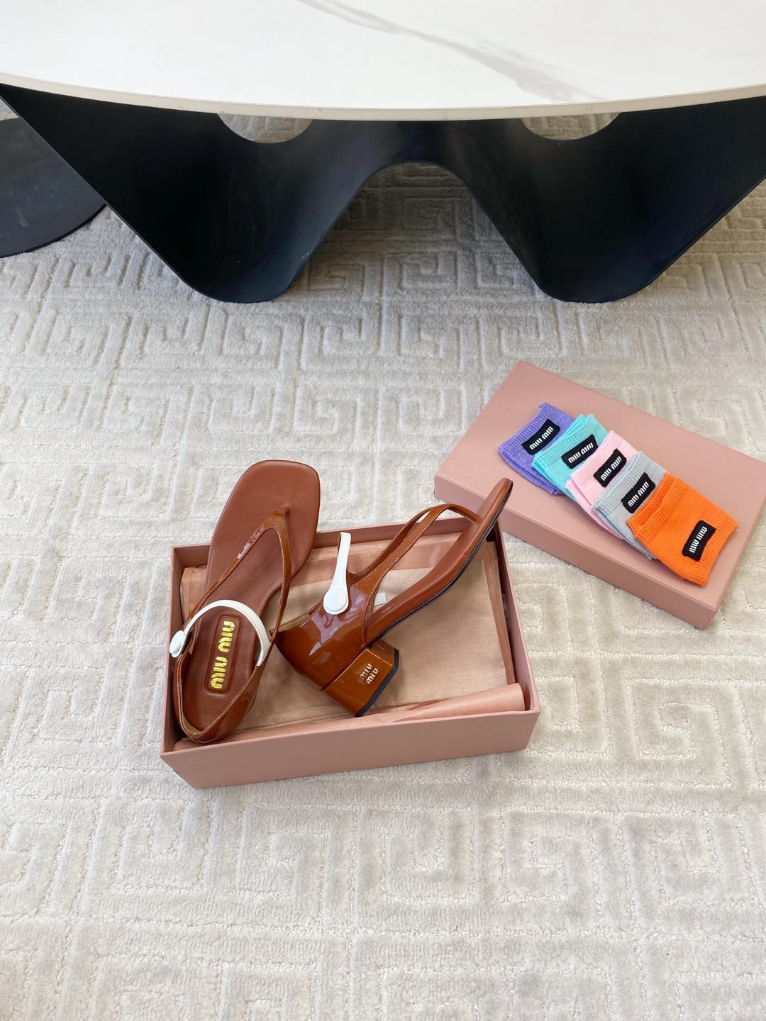 HIGH HEEL THONG SANDALS IN SMOKY UMBER GLOSSY SHEEPSKIN