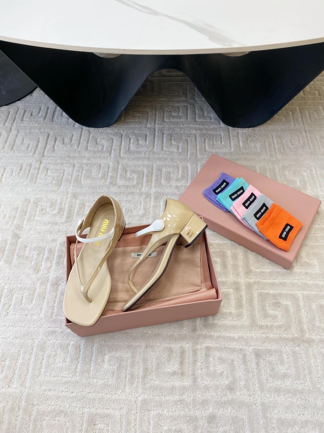 MID-HEEL THONG SANDALS IN BEIGE GLOSSY SHEEPSKIN